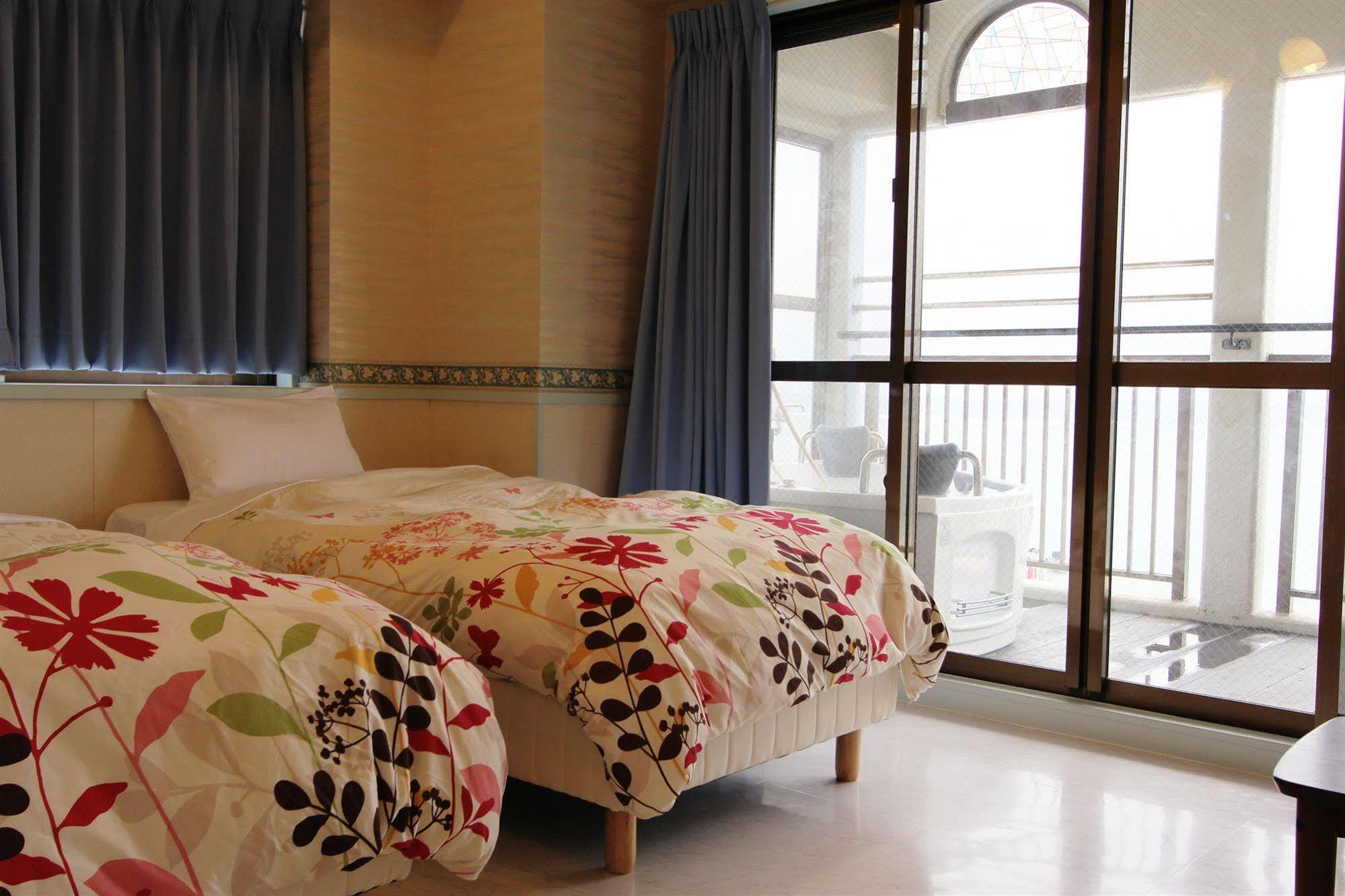 Beachside Condominium Chatan Exterior foto