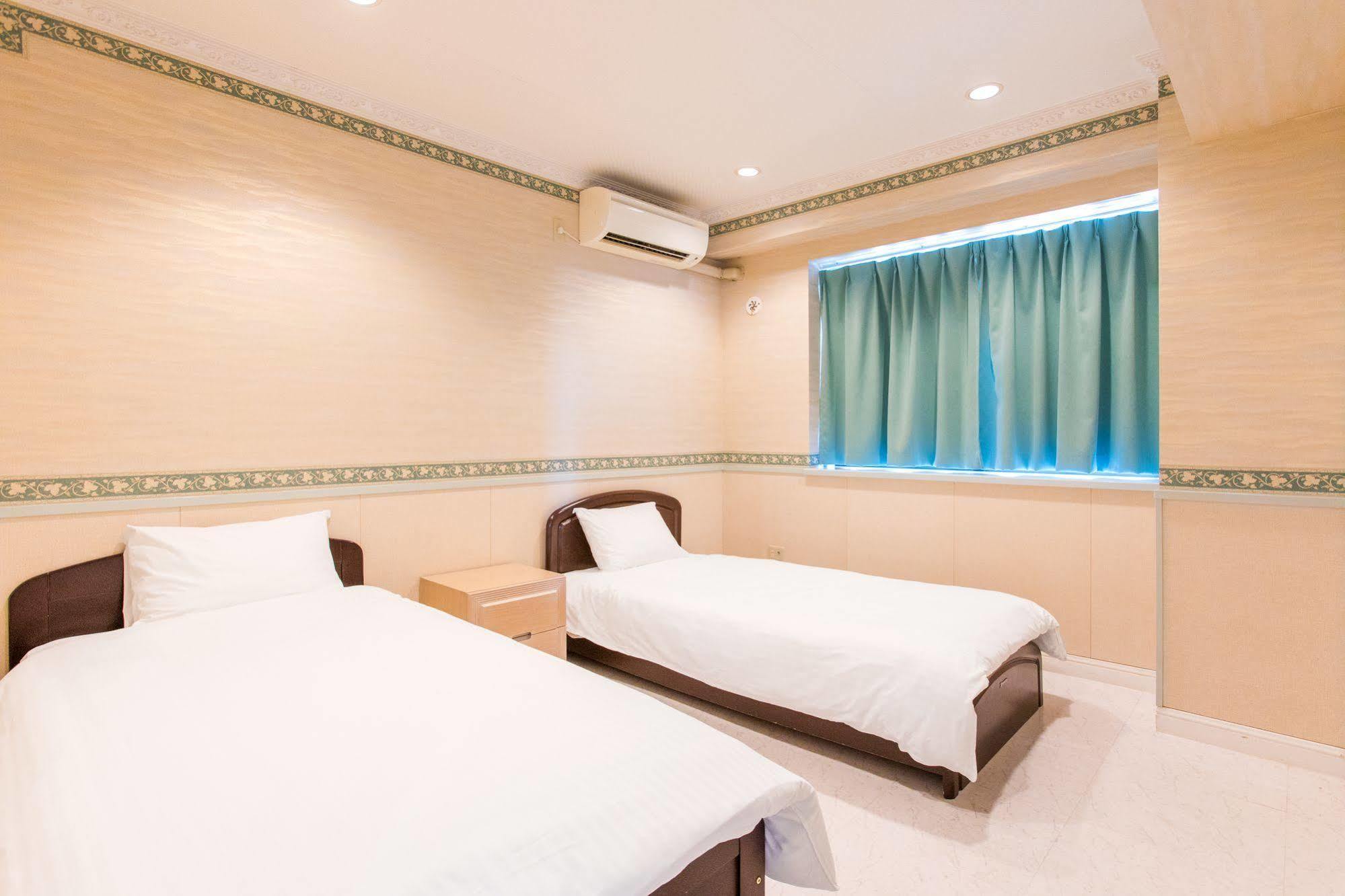 Beachside Condominium Chatan Exterior foto